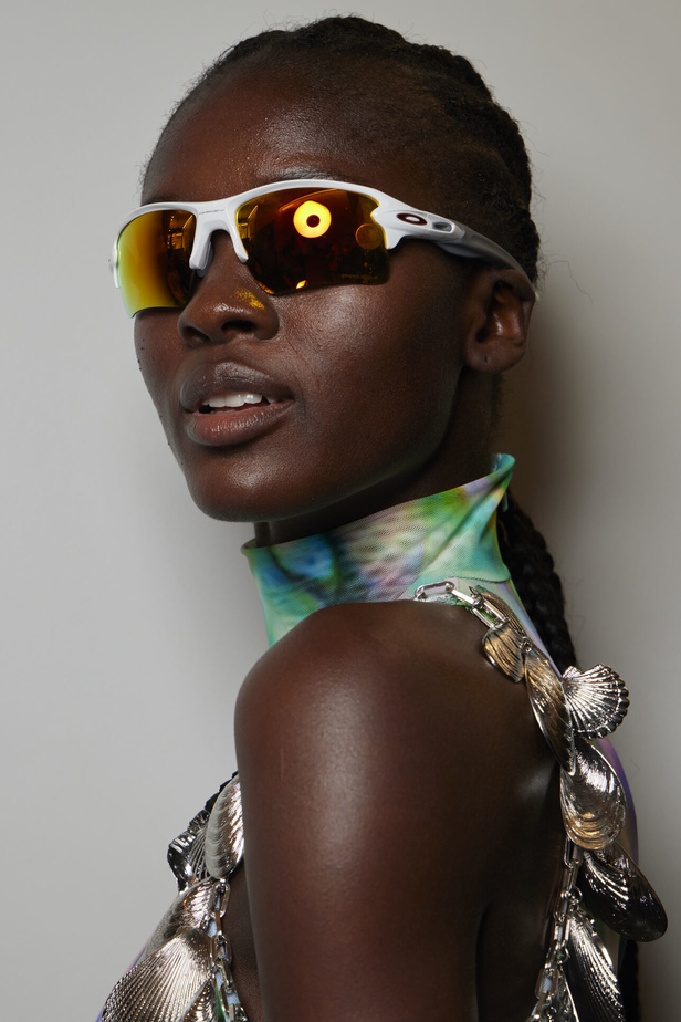 مجموعة David Koma لربيع وصيف 2023.. جرأة الأقمشة اللماعة والفرو