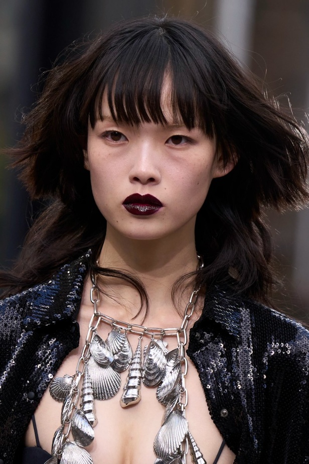 مجموعة David Koma لربيع وصيف 2023.. جرأة الأقمشة اللماعة والفرو