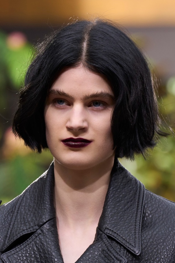 مجموعة David Koma لربيع وصيف 2023.. جرأة الأقمشة اللماعة والفرو