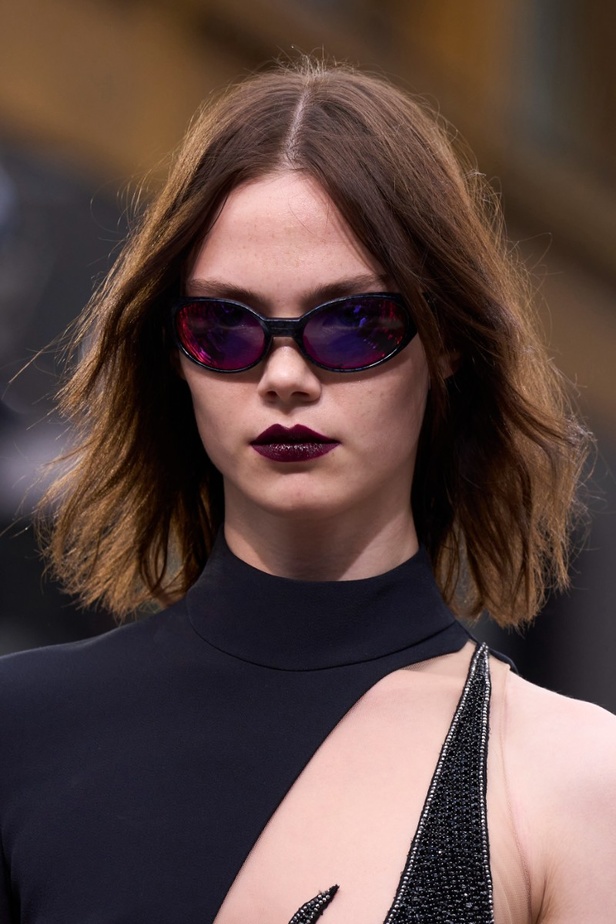 مجموعة David Koma لربيع وصيف 2023.. جرأة الأقمشة اللماعة والفرو