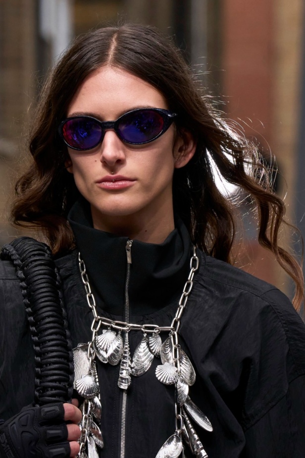 مجموعة David Koma لربيع وصيف 2023.. جرأة الأقمشة اللماعة والفرو