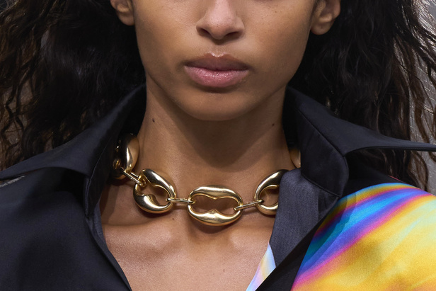 مجموعة David Koma لربيع وصيف 2023.. جرأة الأقمشة اللماعة والفرو