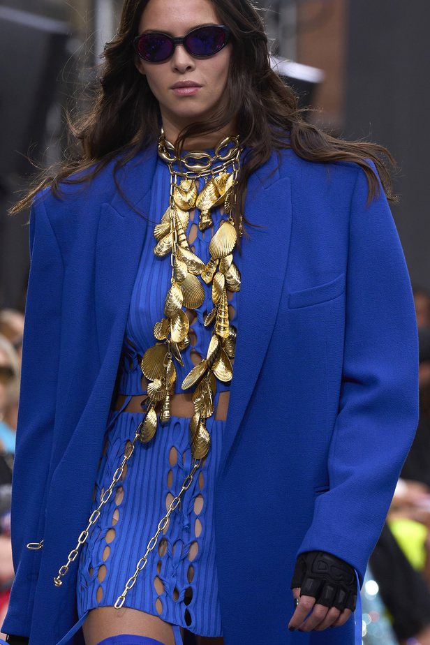 مجموعة David Koma لربيع وصيف 2023.. جرأة الأقمشة اللماعة والفرو