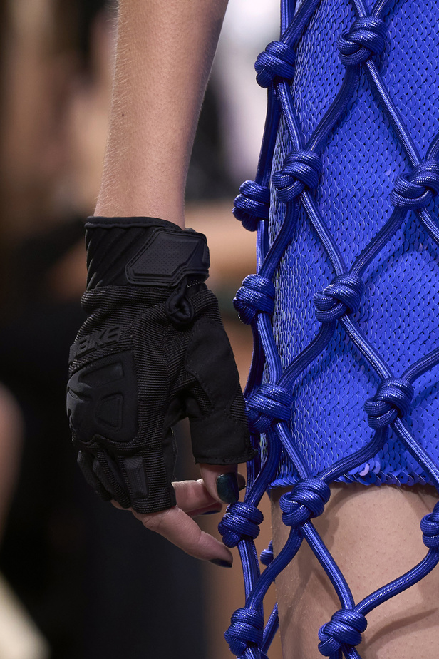 مجموعة David Koma لربيع وصيف 2023.. جرأة الأقمشة اللماعة والفرو