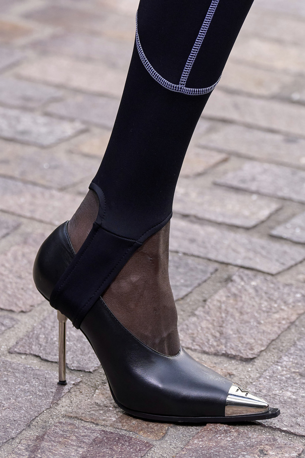 مجموعة David Koma لربيع وصيف 2023.. جرأة الأقمشة اللماعة والفرو