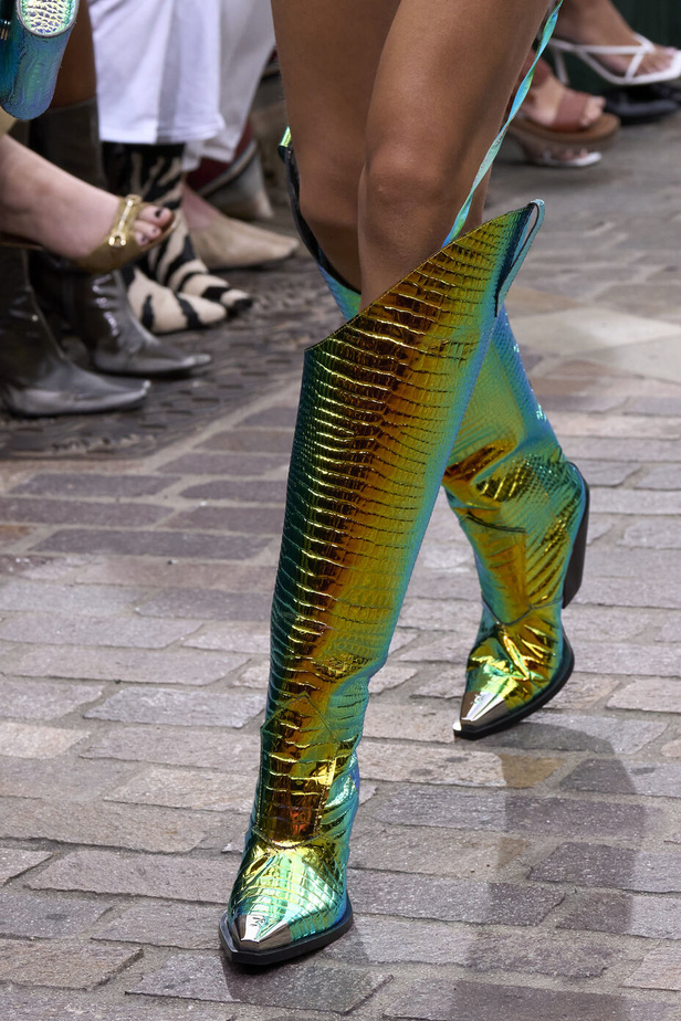 مجموعة David Koma لربيع وصيف 2023.. جرأة الأقمشة اللماعة والفرو