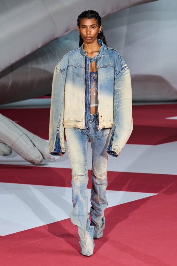 عرض Diesel لربيع 2023 يدخل موسوعة غينيس... والدنيم هو النجم