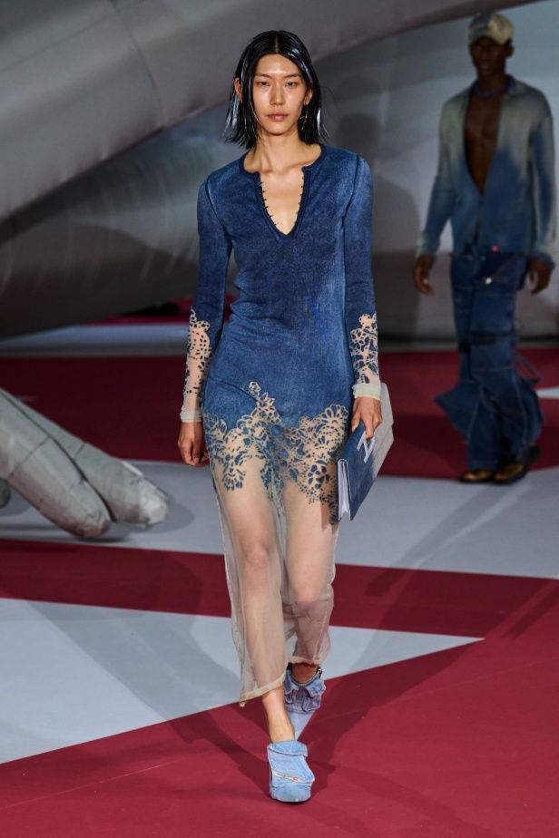 عرض Diesel لربيع 2023 يدخل موسوعة غينيس... والدنيم هو النجم