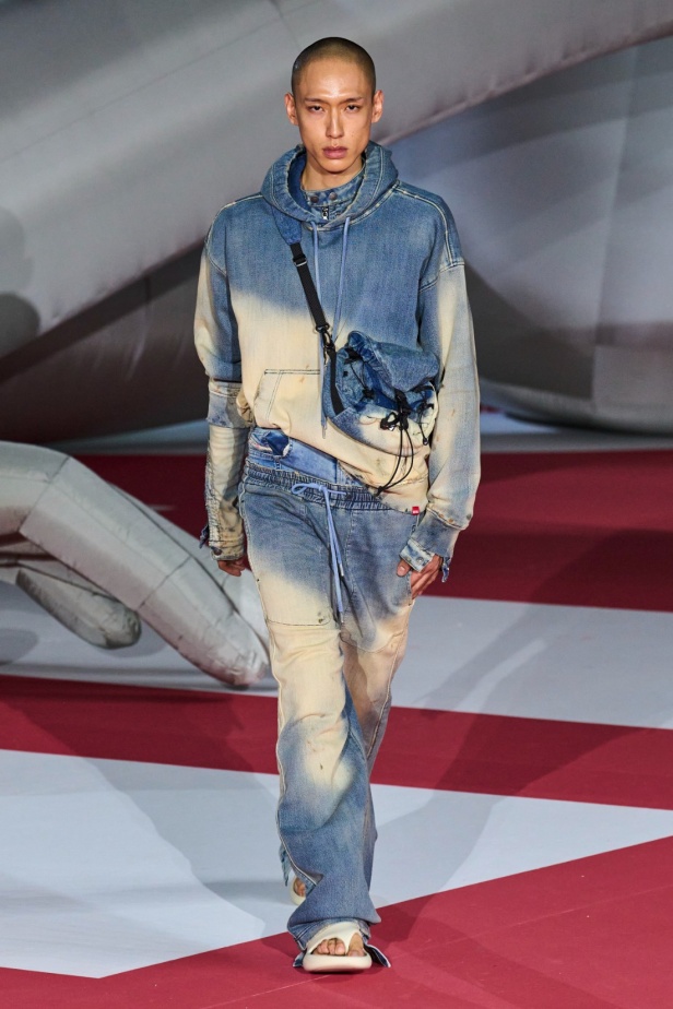 عرض Diesel لربيع 2023 يدخل موسوعة غينيس... والدنيم هو النجم