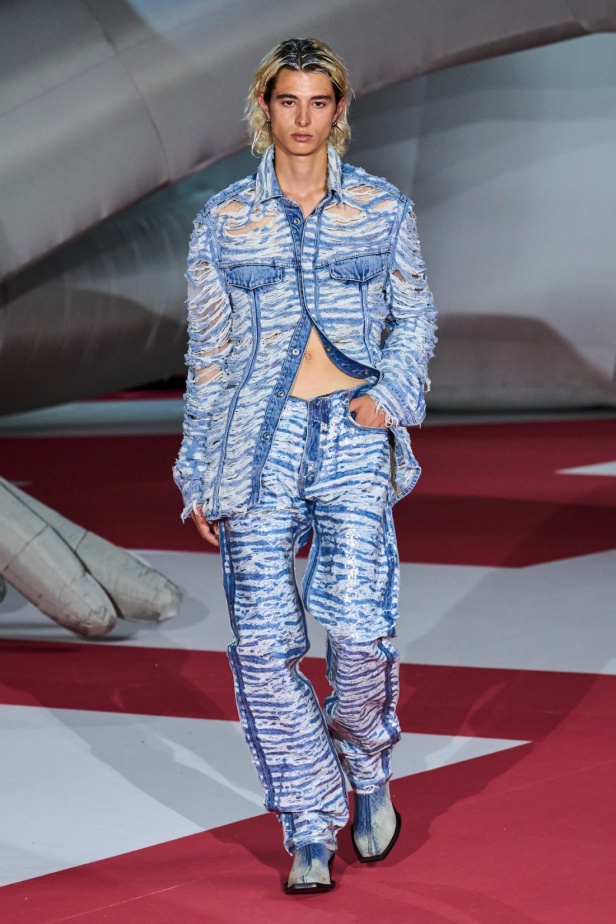 عرض Diesel لربيع 2023 يدخل موسوعة غينيس... والدنيم هو النجم