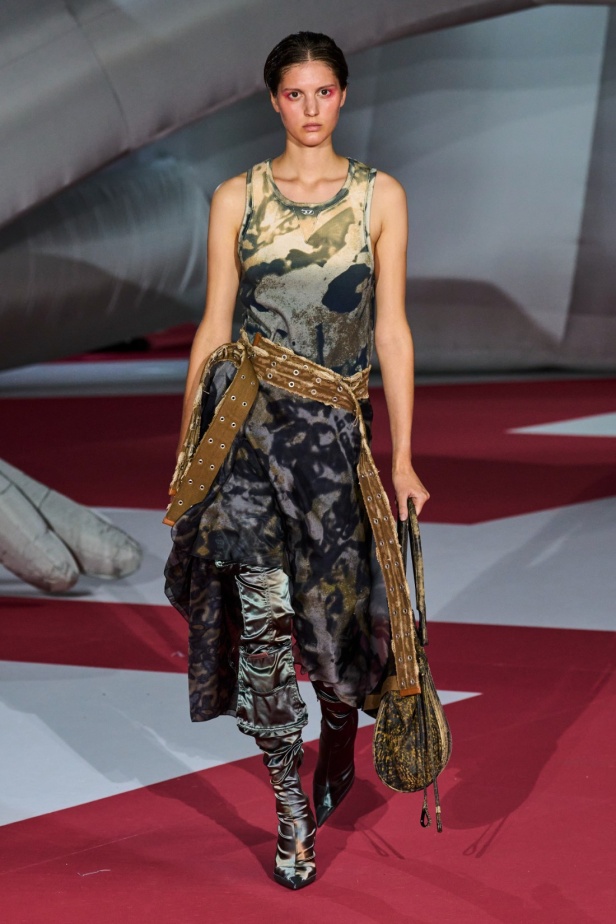 عرض Diesel لربيع 2023 يدخل موسوعة غينيس... والدنيم هو النجم