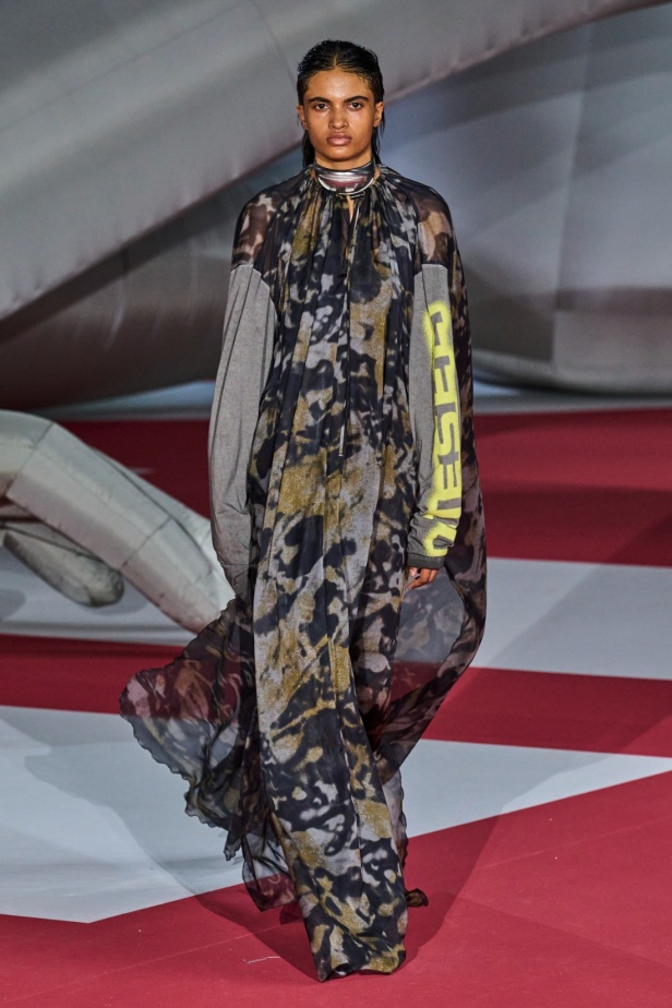 عرض Diesel لربيع 2023 يدخل موسوعة غينيس... والدنيم هو النجم