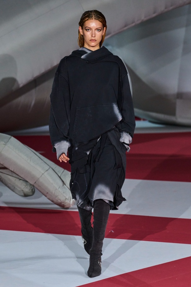 عرض Diesel لربيع 2023 يدخل موسوعة غينيس... والدنيم هو النجم