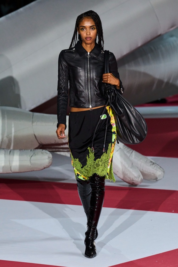 عرض Diesel لربيع 2023 يدخل موسوعة غينيس... والدنيم هو النجم