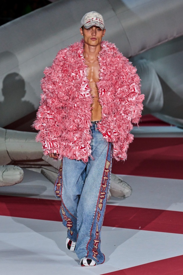 عرض Diesel لربيع 2023 يدخل موسوعة غينيس... والدنيم هو النجم