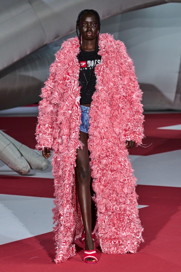 عرض Diesel لربيع 2023 يدخل موسوعة غينيس... والدنيم هو النجم