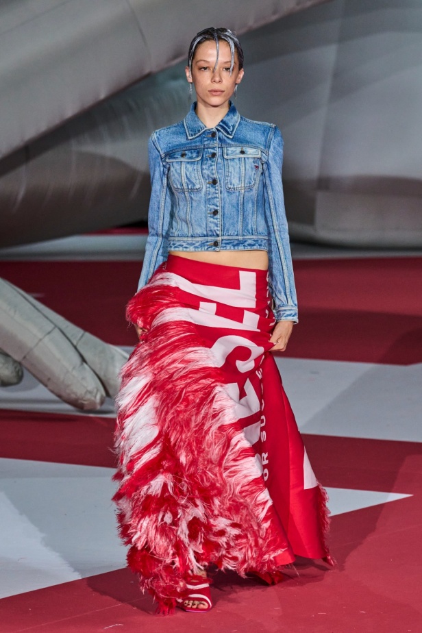 عرض Diesel لربيع 2023 يدخل موسوعة غينيس... والدنيم هو النجم