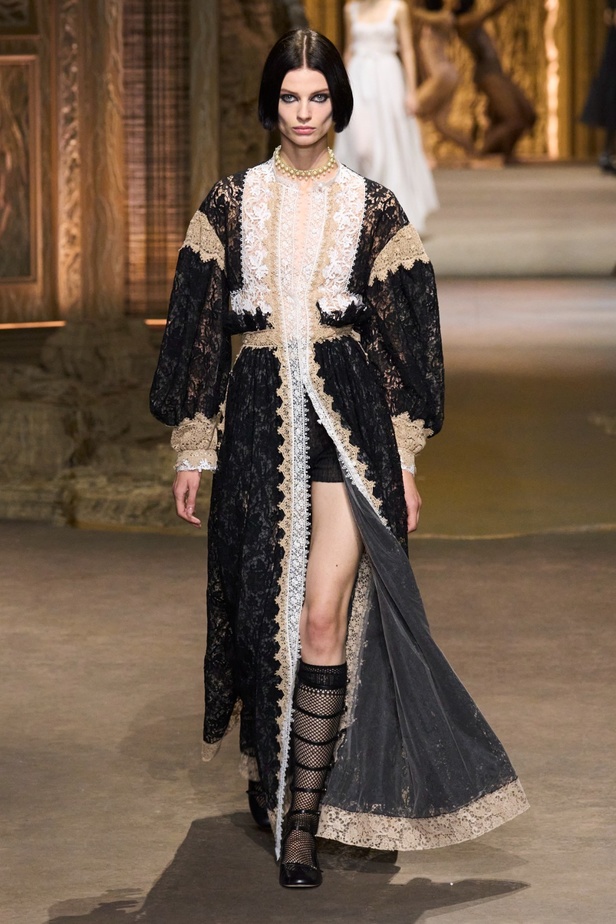 مجموعة Dior لربيع 2023: حوار بين الموضة والقوة