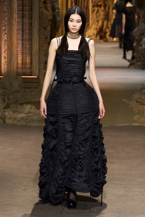 مجموعة Dior لربيع 2023: حوار بين الموضة والقوة