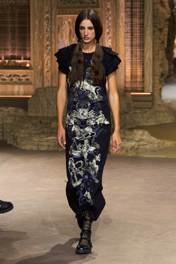 مجموعة Dior لربيع 2023: حوار بين الموضة والقوة