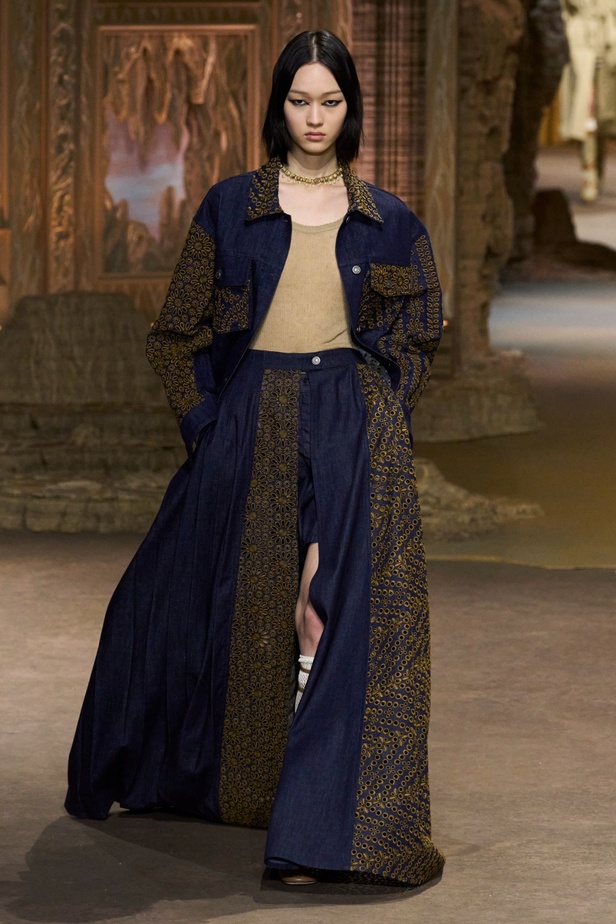 مجموعة Dior لربيع 2023: حوار بين الموضة والقوة