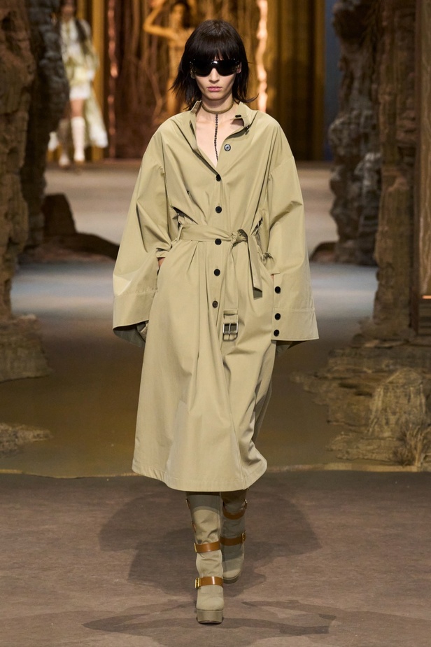 مجموعة Dior لربيع 2023: حوار بين الموضة والقوة