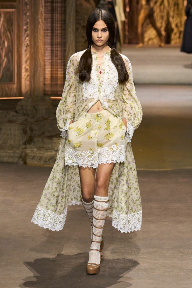 مجموعة Dior لربيع 2023: حوار بين الموضة والقوة