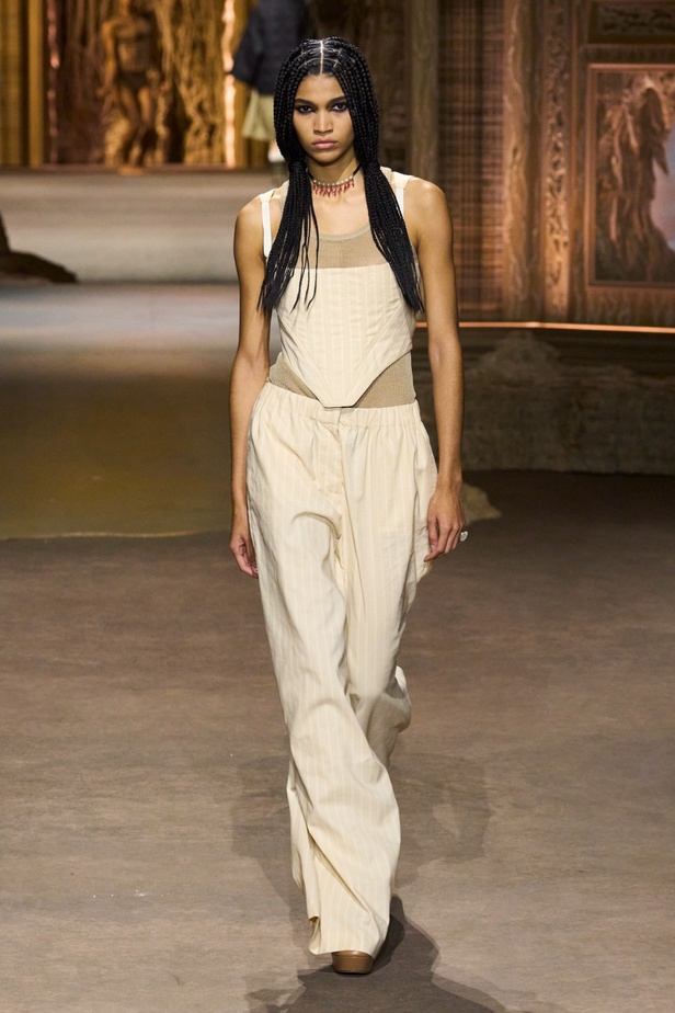 مجموعة Dior لربيع 2023: حوار بين الموضة والقوة