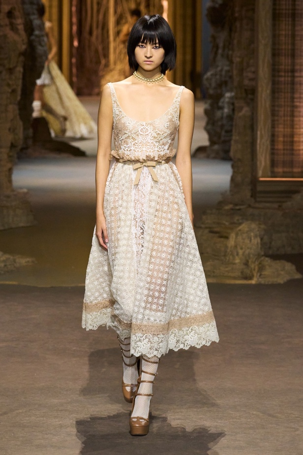 مجموعة Dior لربيع 2023: حوار بين الموضة والقوة