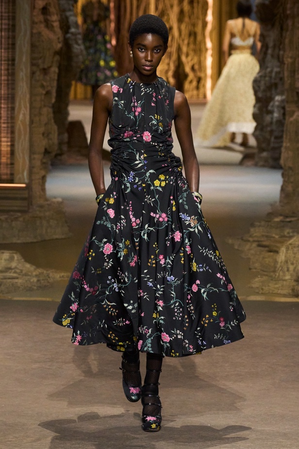 مجموعة Dior لربيع 2023: حوار بين الموضة والقوة