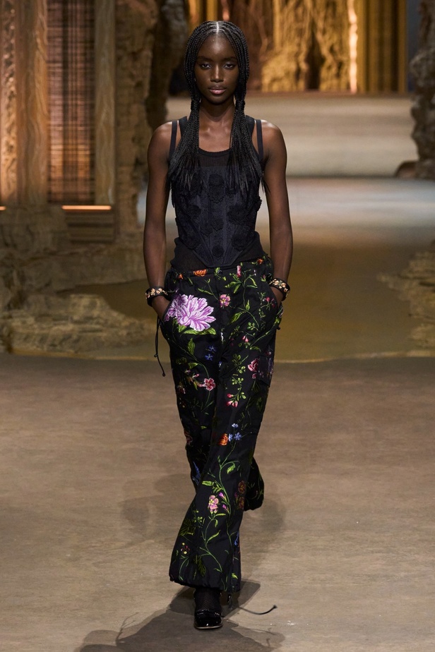 مجموعة Dior لربيع 2023: حوار بين الموضة والقوة