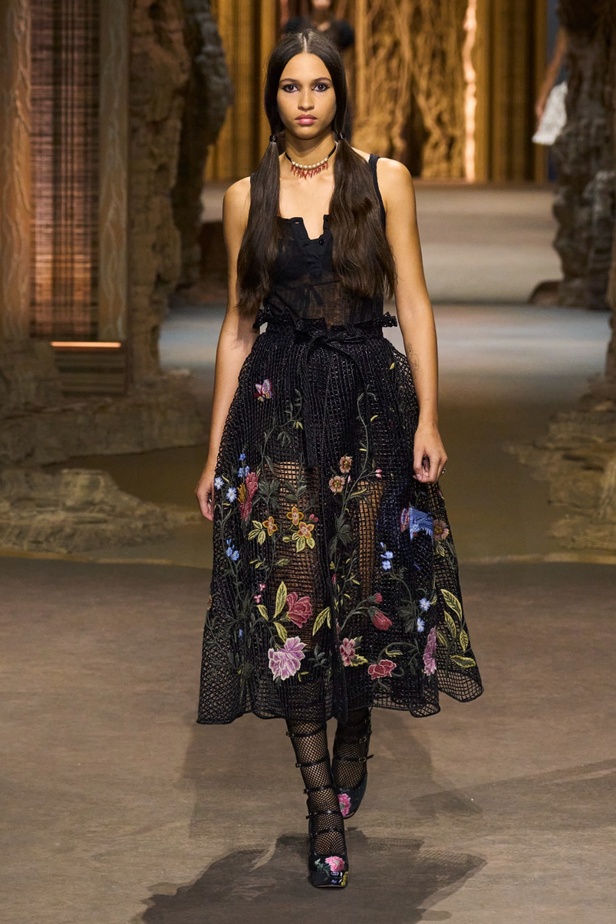 مجموعة Dior لربيع 2023: حوار بين الموضة والقوة