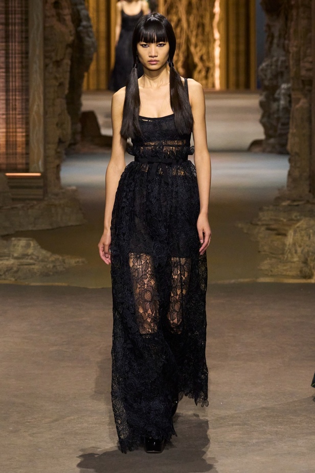 مجموعة Dior لربيع 2023: حوار بين الموضة والقوة