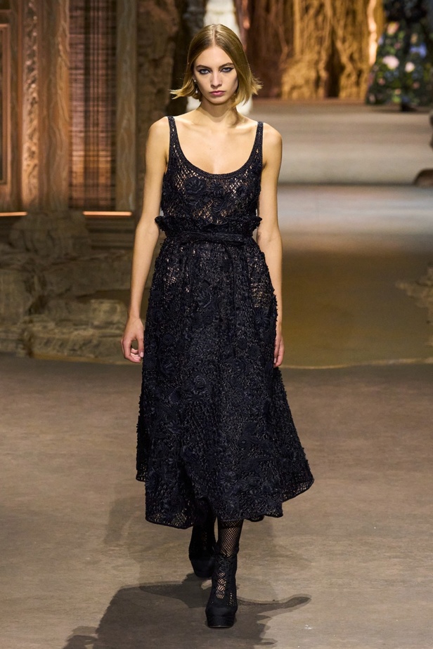 مجموعة Dior لربيع 2023: حوار بين الموضة والقوة