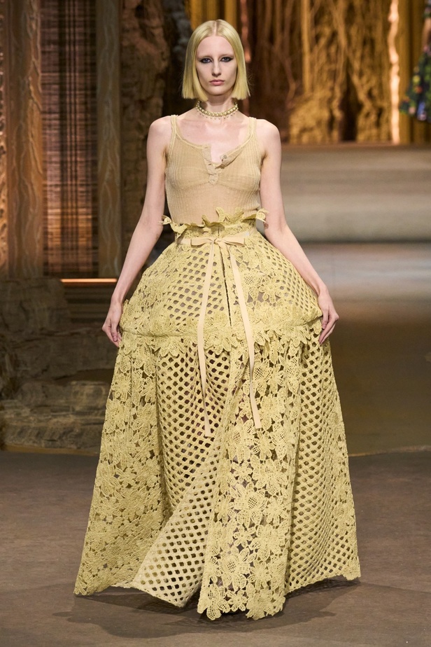 مجموعة Dior لربيع 2023: حوار بين الموضة والقوة