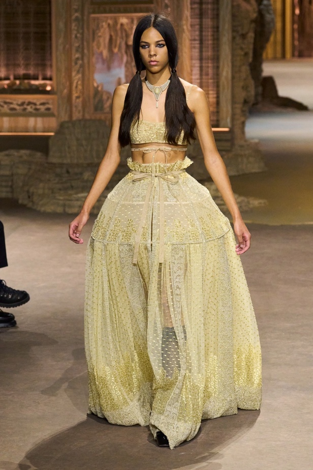 مجموعة Dior لربيع 2023: حوار بين الموضة والقوة