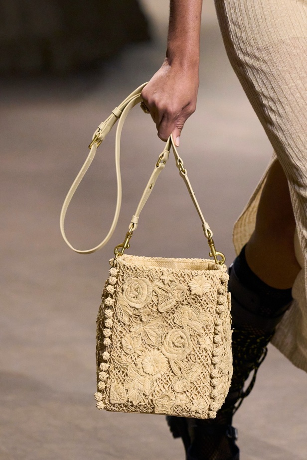 مجموعة Dior لربيع 2023: حوار بين الموضة والقوة