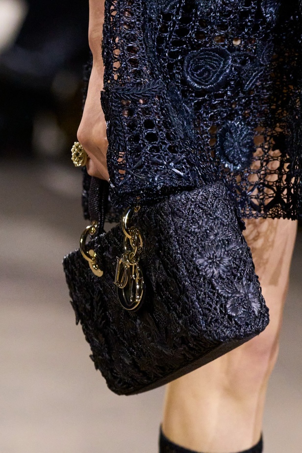 مجموعة Dior لربيع 2023: حوار بين الموضة والقوة