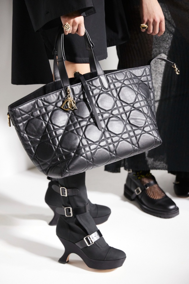 مجموعة Dior لربيع 2023: حوار بين الموضة والقوة