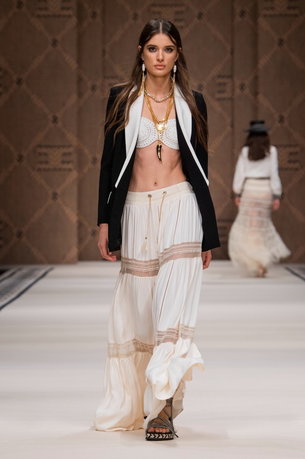 مجموعة Elisabetta Franchi لربيع 2023 تأخذنا برحلة حتى لو في الخيال 