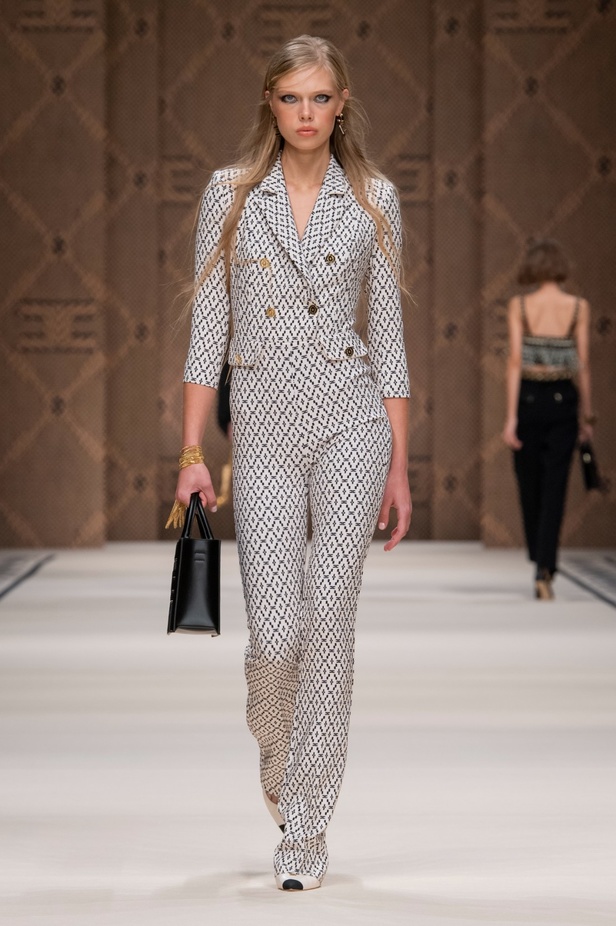 مجموعة Elisabetta Franchi لربيع 2023 تأخذنا برحلة حتى لو في الخيال 