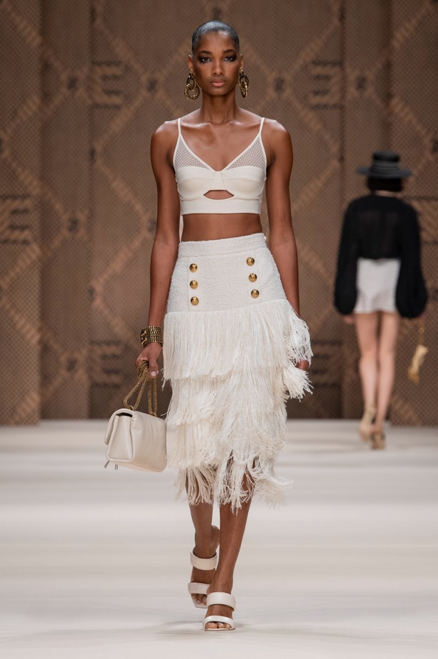 مجموعة Elisabetta Franchi لربيع 2023 تأخذنا برحلة حتى لو في الخيال 