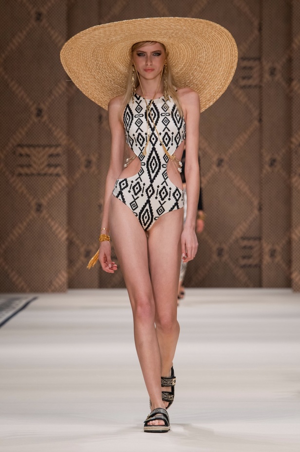 مجموعة Elisabetta Franchi لربيع 2023 تأخذنا برحلة حتى لو في الخيال 