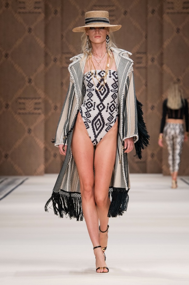 مجموعة Elisabetta Franchi لربيع 2023 تأخذنا برحلة حتى لو في الخيال 