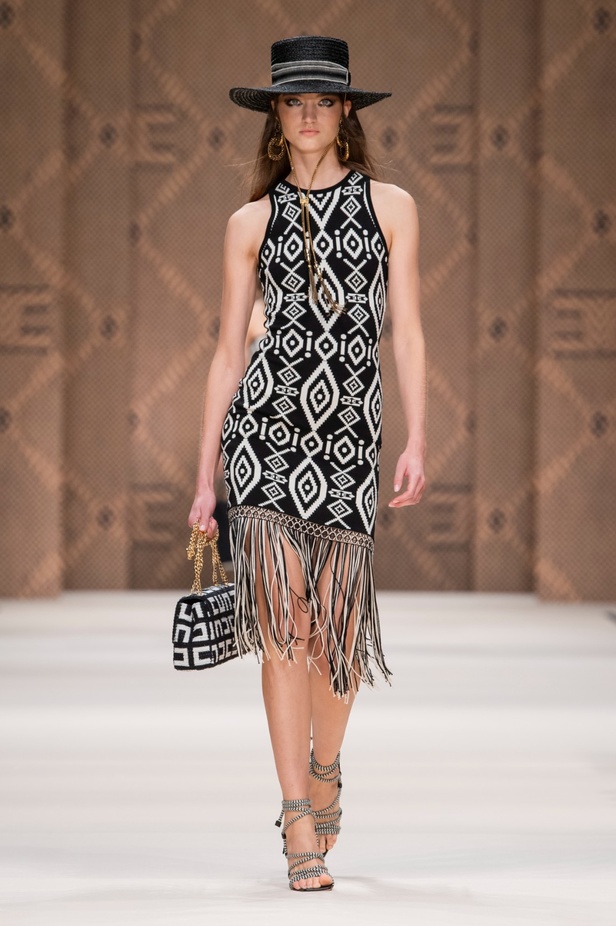 مجموعة Elisabetta Franchi لربيع 2023 تأخذنا برحلة حتى لو في الخيال 