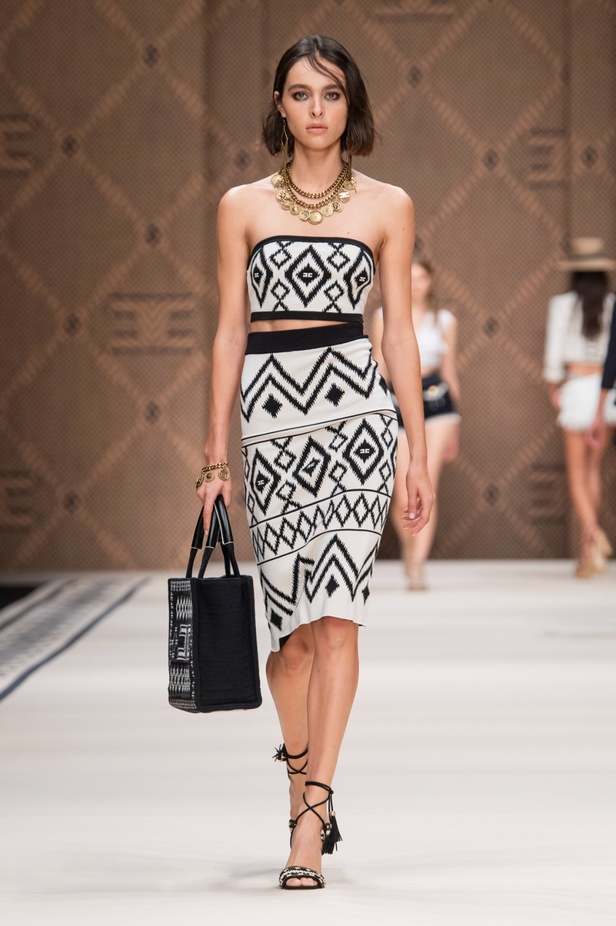 مجموعة Elisabetta Franchi لربيع 2023 تأخذنا برحلة حتى لو في الخيال 