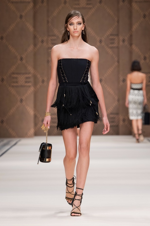 مجموعة Elisabetta Franchi لربيع 2023 تأخذنا برحلة حتى لو في الخيال 