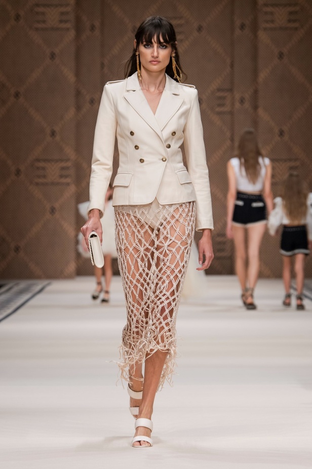 مجموعة Elisabetta Franchi لربيع 2023 تأخذنا برحلة حتى لو في الخيال 