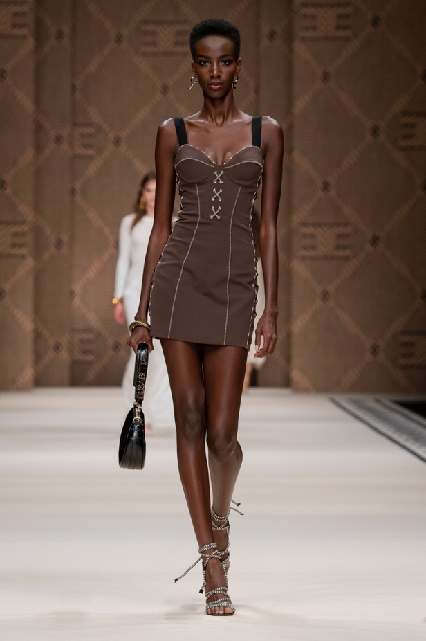 مجموعة Elisabetta Franchi لربيع 2023 تأخذنا برحلة حتى لو في الخيال 