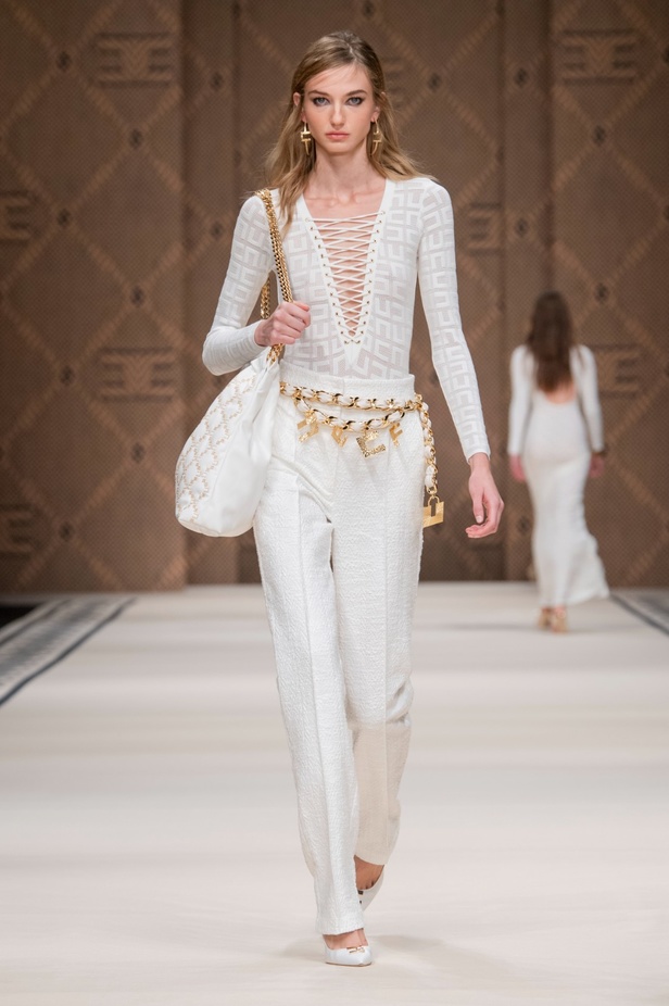 مجموعة Elisabetta Franchi لربيع 2023 تأخذنا برحلة حتى لو في الخيال 